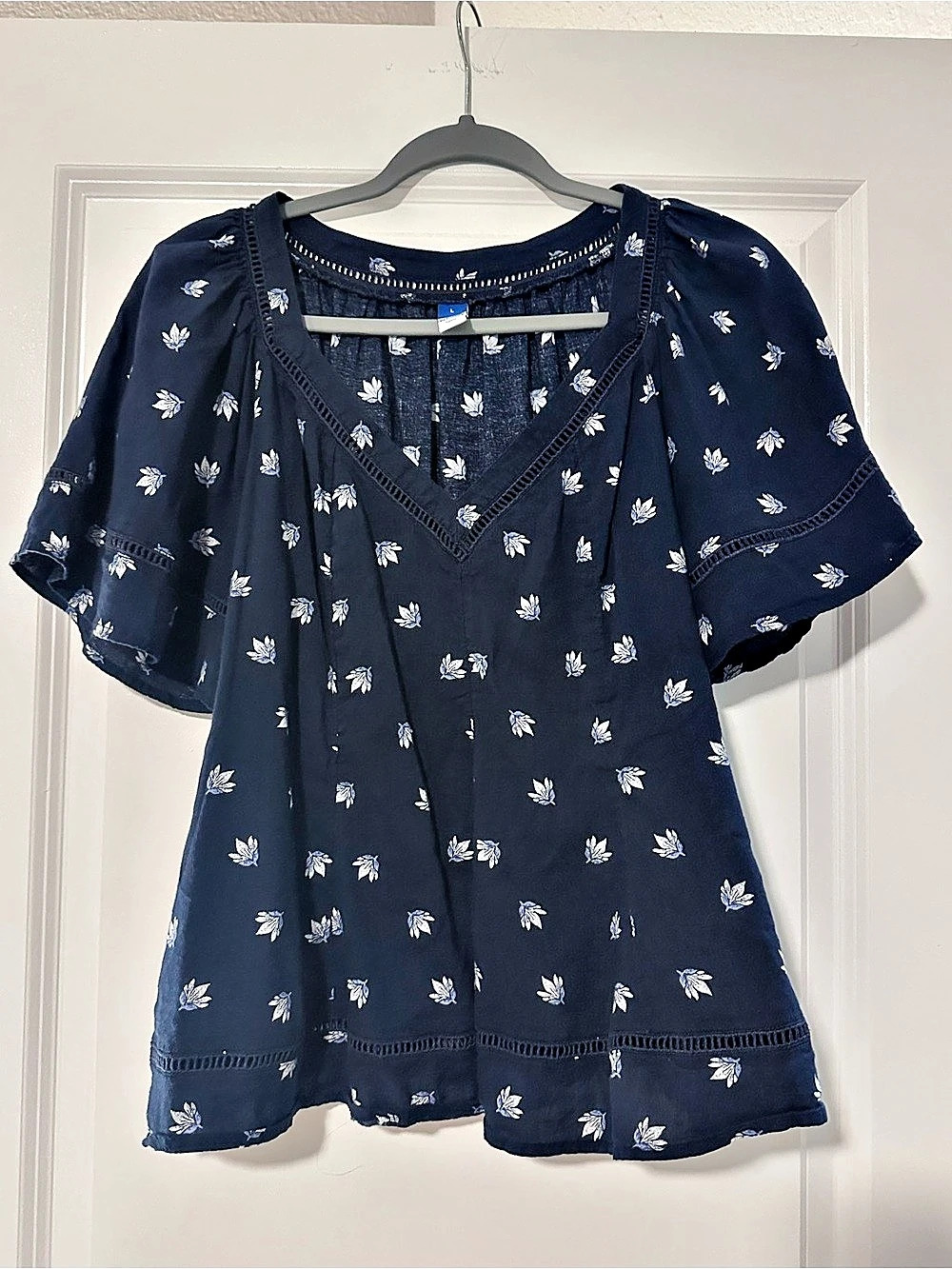 Old Navy Floral Blouse in Blue & White Size Large